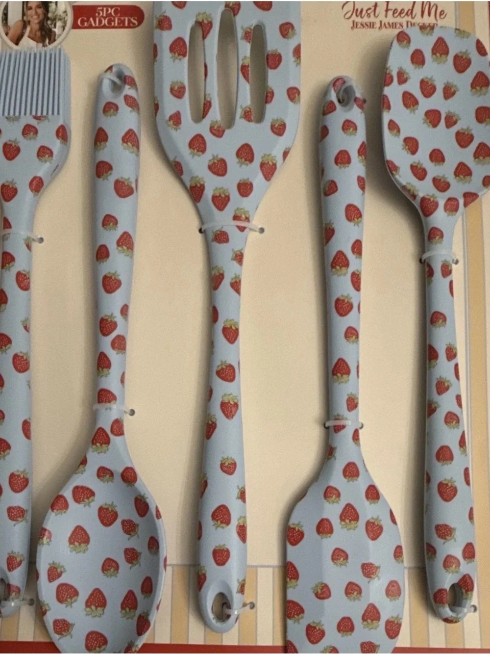 Ruffle Edge Cutting Board 18.5” and 5 piece utensil set
